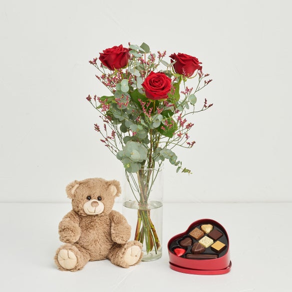 Den søde valentinsbuket - røde roser med hjerte med chokolade og bobo